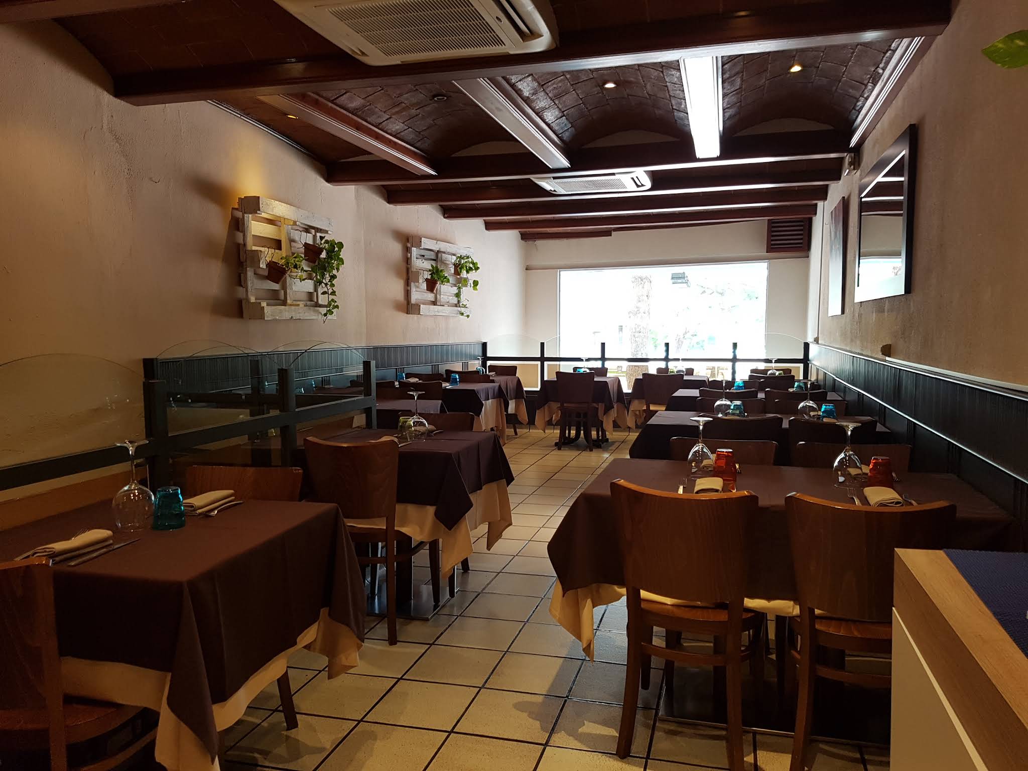Ambient acollidor del Restaurant Rossinyol a Granollers, especialitzat en cuina mediterrània.